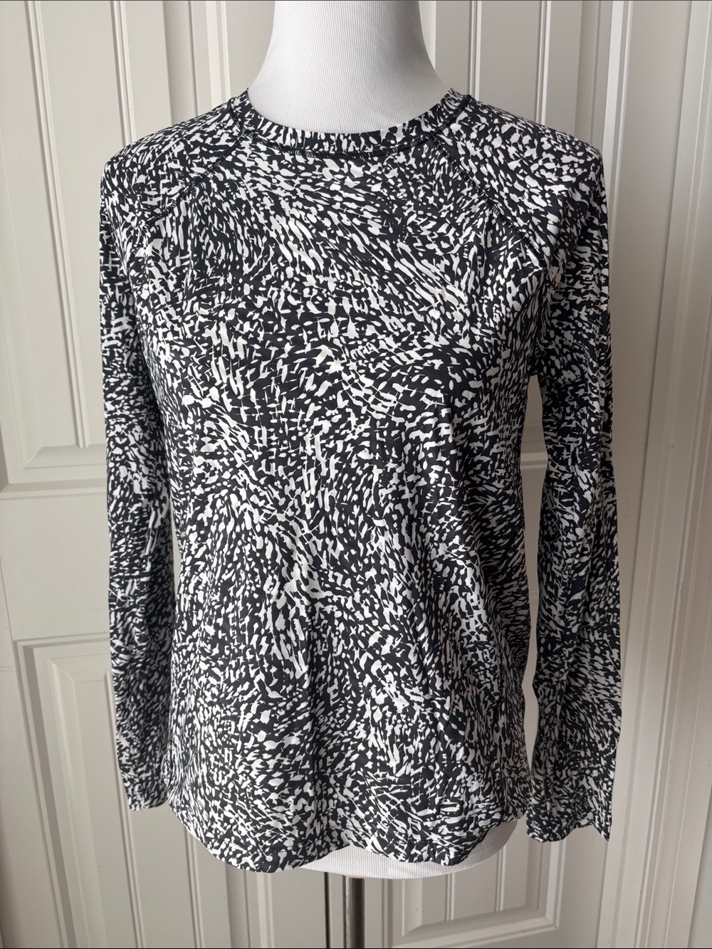 ATHLETA Women's Black & White Abstract Long-Sleeve Top